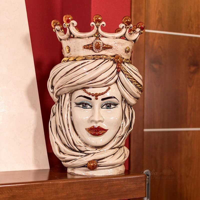 Moorheads: Discover the elegance of Caltagirone's Mother of Pearl ceramics enriched with gold and precious lustres.